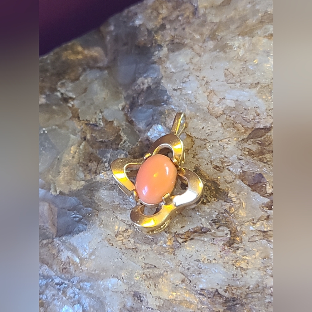 Stunning vintage 14kt gold and coral pendant